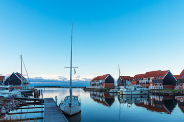 Fototapeta na wymiar Blick auf den Hafen von Klintholm Havn in Dänemark