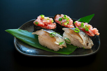 炙り秋刀魚握りとネギトロ巻
