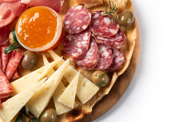 Tagliere con salumi e formaggi italiani, cibo rustico europeo 