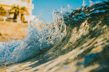 Fototapeta na wymiar wave crashing on the sea