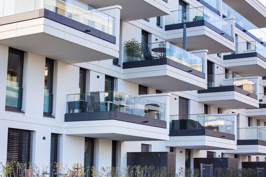 Symbolbild urbanes Wohnen: Fassade eines neuen Apartmentgebäudes mit hochpreisigen Wohnungen