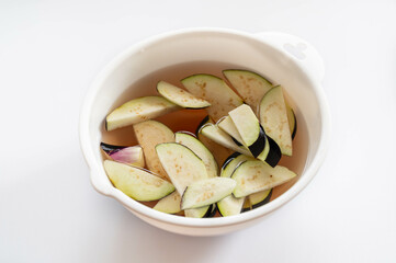 水にさらした茄子と茄子の灰汁