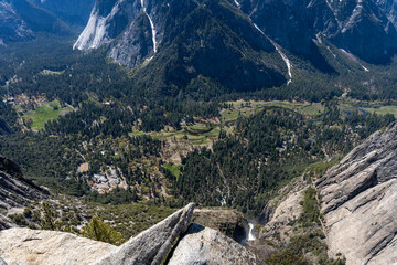Fototapeta na wymiar Yosemite, Upper Yosemite Falls Trail, Peak, looking down