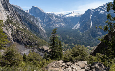 Fototapeta premium Yosemite, Upper Yosemite Falls Trail Midway, Half Dome