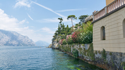Fototapeta na wymiar wunderschöne Landschaft mit Küste des Gardasee am Ufer der mittelalterlichen Stadt Malcesine in Italien