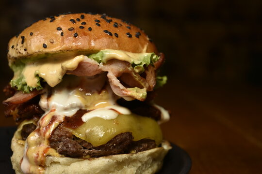 hamburguesa de res con tocino y queso comida rapida deliciosa