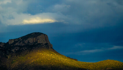 Fototapeta na wymiar Cerro con halo de luz