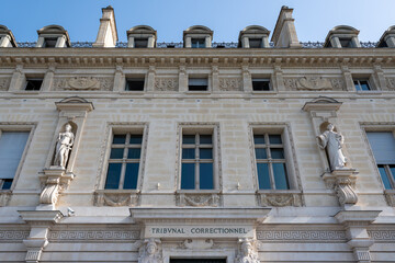 Façade du palais de justice de Paris, France, avec les mots 
