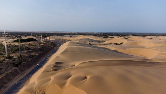 Carretera en medio de desierto medanos de coro en Venezuela
