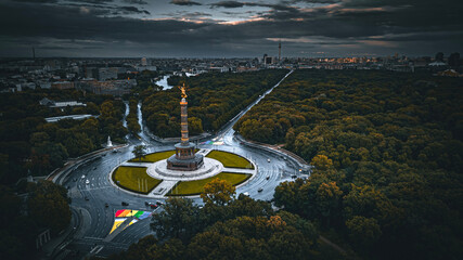 Naklejka premium Siegessäule Goldelse Berlin Siegesdenkmal Landschaft Friedensengel Preußischer Sieg Kriegerdenkmal Bronzeskulptur Wahrzeichen Berliner Skyline Historisches Denkmal Ikonisch Aussichtsplattform Drone