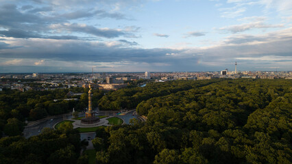 Obraz premium Siegessäule Goldelse Berlin Siegesdenkmal Landschaft Friedensengel Preußischer Sieg Kriegerdenkmal Bronzeskulptur Wahrzeichen Berliner Skyline Historisches Denkmal Ikonisch Aussichtsplattform Drone