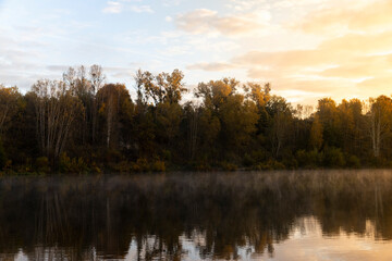Fototapeta na wymiar Small fog on the river in autumn