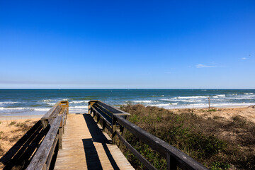 Obraz premium florida beach walk next to the ocean