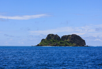 Fototapeta na wymiar igneous mountains under blue sky in fiji