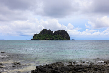 Naklejka premium rocky shore across from fiji island
