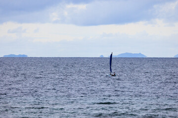 Fototapeta premium blue sailboat on the water fiji