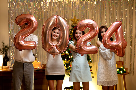 At the party 4 friends prepare to celebrate by holding the numbers 2024