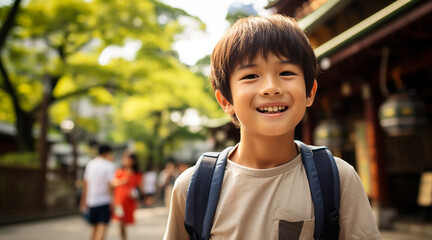 旅行先で笑顔で写真に写る小学生男子