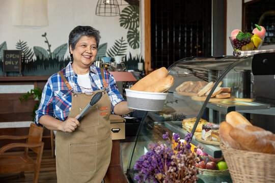 Senior employees of small businesses Preparing various products to be ready before opening the shop
This shop accepts employees with no age limit.
back label is open daily