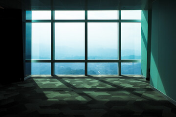 高層の窓からの風景