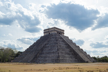Fototapeta na wymiar Pyramid El Castillo, Temple of Kukulcan, Chichen Itza, mexico