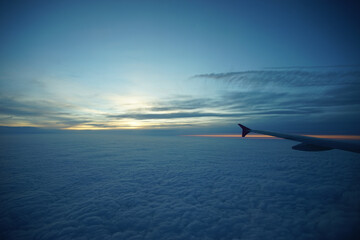 上空を飛行中の旅客機から撮影した日没間際の雲海 （2022年5月）