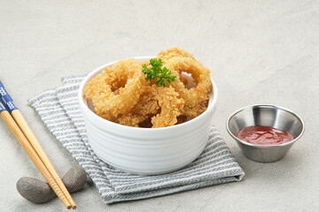 Crunchy fried onion rings with tomato sauce

