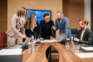In the meeting room, a team of general directors are talking, finalizing development, shaking hands. Stylish people in a modern conference room. - obrazy, fototapety, plakaty