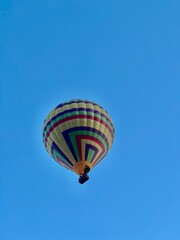 Naklejka premium hot air balloon in flight with blue sky.