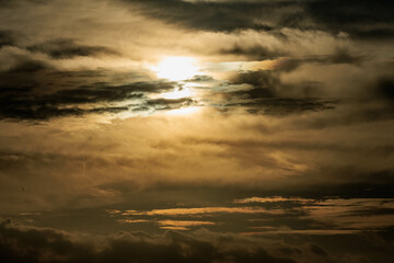 日暮れに赤く染まった薄雲