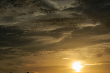 日暮れに赤く染まった薄雲