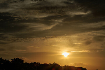 日暮れに赤く染まった薄雲
