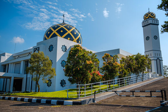 at-taufik mosque or known as kuningan islami flashlight which is on soekarno kuningan street, west java 