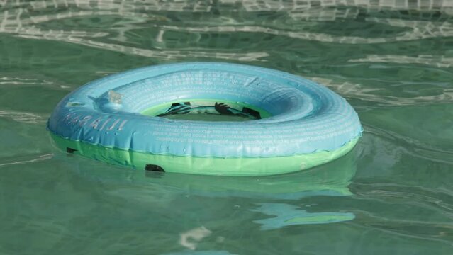bouée gonflable pour enfants flottant sur l'eau d'une piscine 
