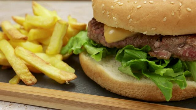 burger et frites, en gros plan, sur une table