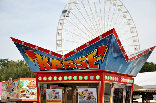 Kassenh&auml;uschen auf der Kirmes: Die Kasse f&uuml;r ein Fahrgesch&auml;ft kronenf&ouml;rmig, mit dem Riesenrad im Hintergrund, auf dem Stoppelmarkt in Vechta.