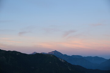 朝焼けの剱岳。北アルプスの絶景トレイル。日本の雄大な自然。