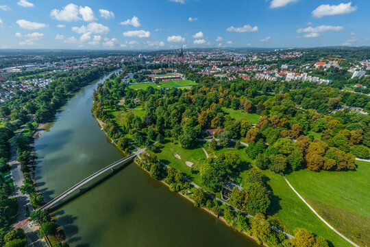 Die beiden Nachbarst&auml;dte Ulm und Neu-Ulm rund um die Friedrichsau an der Donau aus der Luft