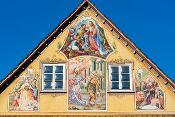 Mit christlichen Motiven bemalte Frontfassade eines mittelalterlichen Wohnhauses