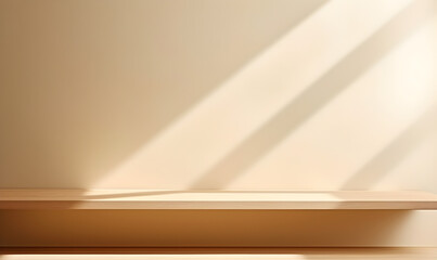 tablette en bois sur un mur beige avec lumière du jour pour présentation de produit