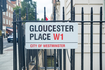 Obraz premium LONDON- Gloucester Place street sign in W1 area close to Baker Street. Upmarket area of central London