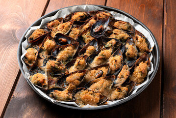 Piatto di cozze gratinate, cibo italiano di mare 