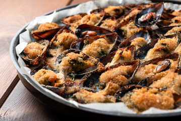 Piatto di cozze gratinate, cibo italiano di mare 