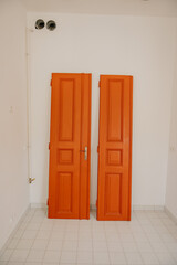 Duże kolorowe drzwi