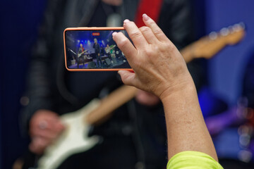 Making memories - Video mit Mobiltelefon bei öffentlichem Konzert