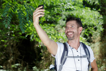 Obraz premium man taking a selfie of himself in the countryside