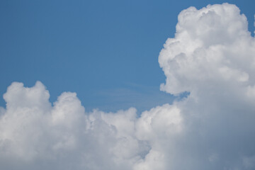 ダイナミックな夏の空