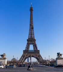 Fototapeta na wymiar セーヌ川に架かるイエナ橋からエッフェル塔（パリ フランス）