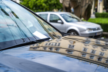 Strafzettel für Falschparken an der KFZ-Windschutzscheibe