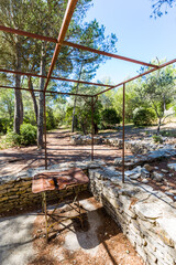 Pergola en fer avec vieille table